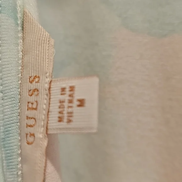 Beautiful pastel floral Guess top in size M - Picture 3 of 6